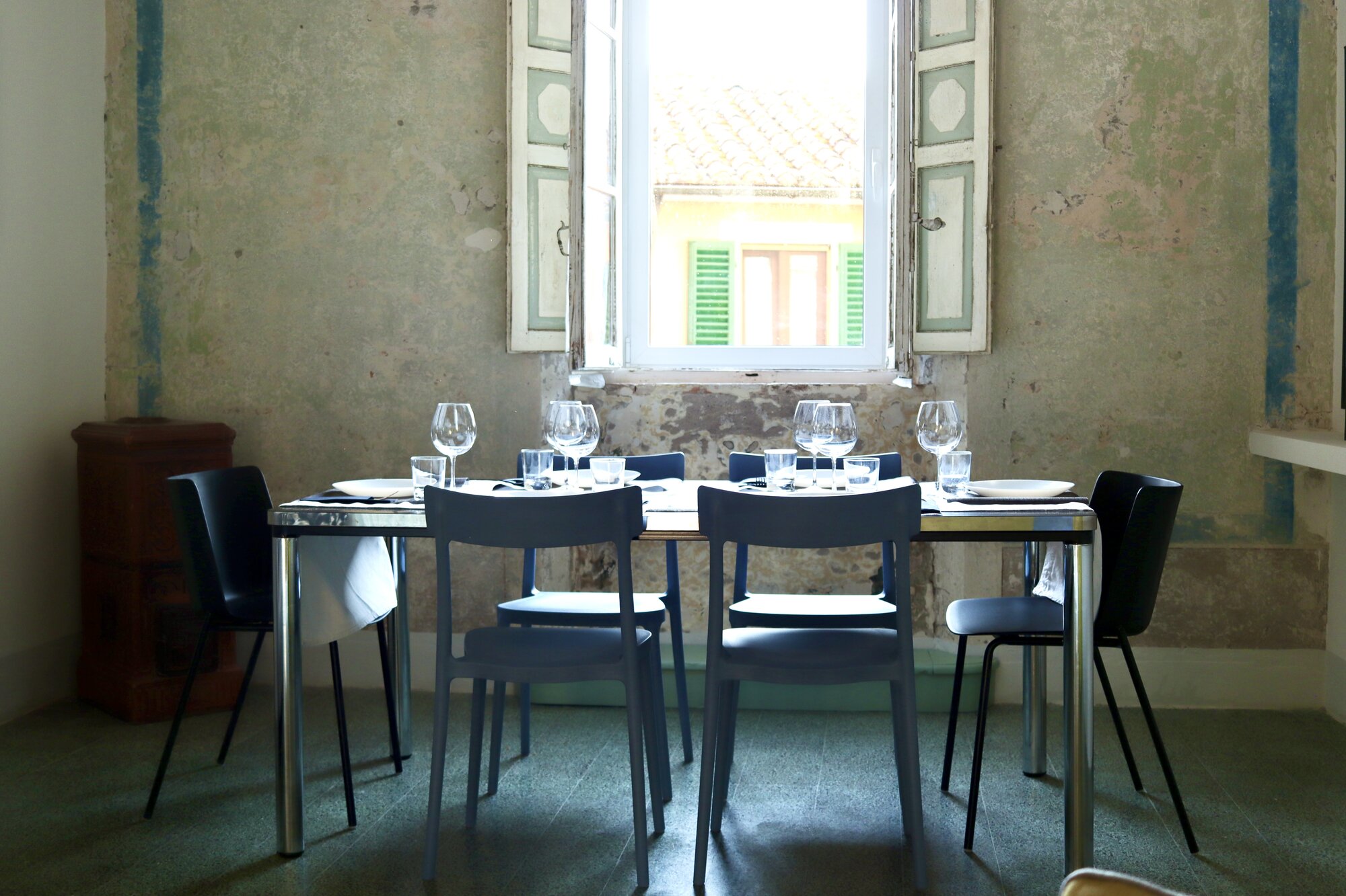 Piano Nobile — dining room beneath a frescoed ceiling.